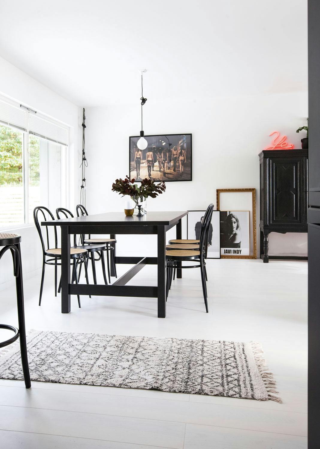 Klassisk hvit ramme for svarte detaljer Renlinjet og stilig spisestue med svart bord og svarte Thonet-stoler